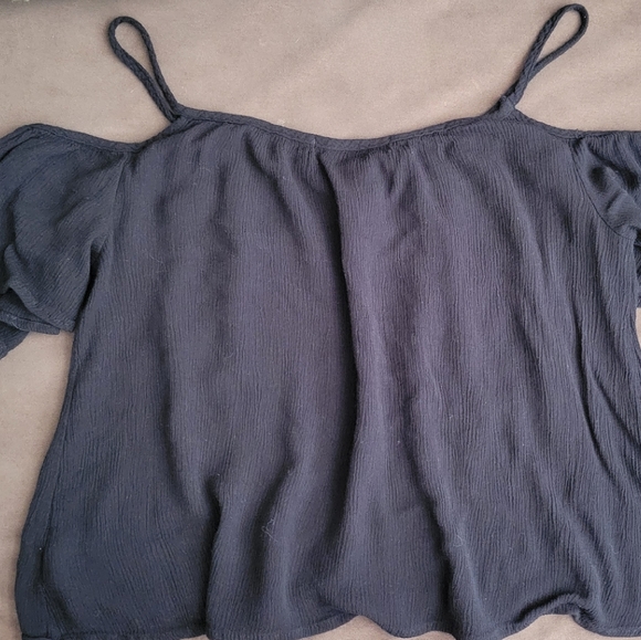 Flowy Cold Shoulder Crop Top - Picture 3 of 3